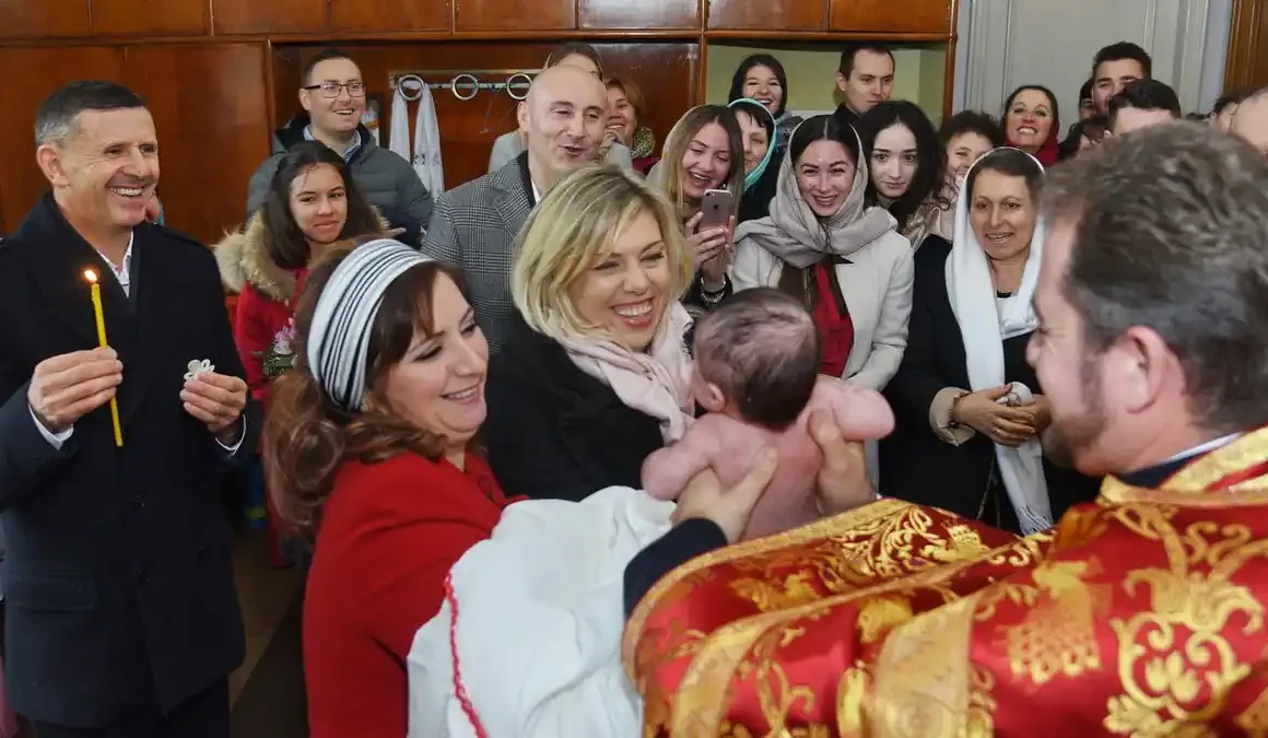Fotografo per battesimo in Italia servizio professionale Cerimonia di battesimo in chiesa, genitori e bambino, luce naturale, fotografo professionista in stile reportage