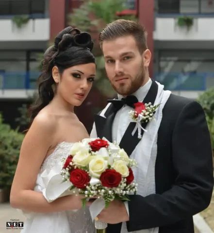 Пара улыбается друг другу на фоне морского побережья