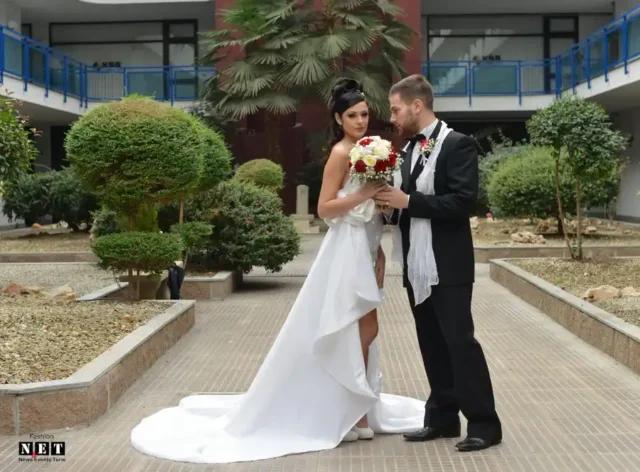 Жених и невеста в винтажной машине на итальянских улицах