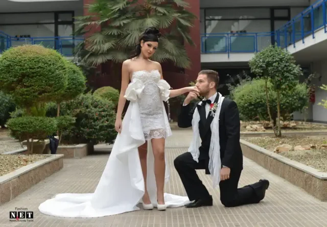 Пара на фоне панорамного вида на город