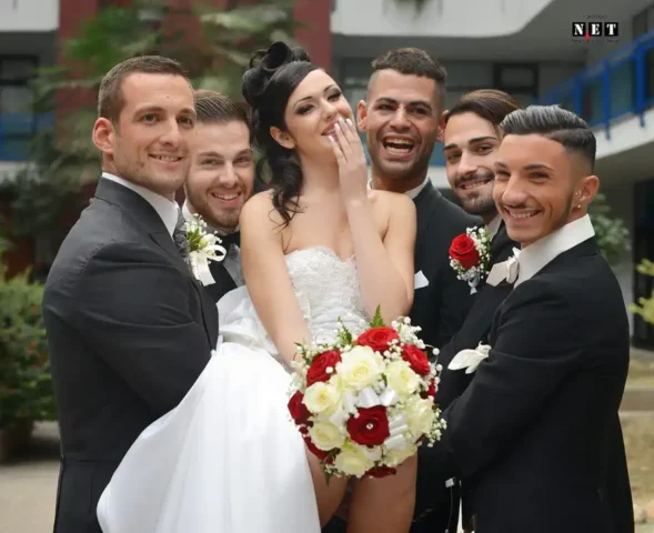 Жених и невеста на руках у друзей жениха